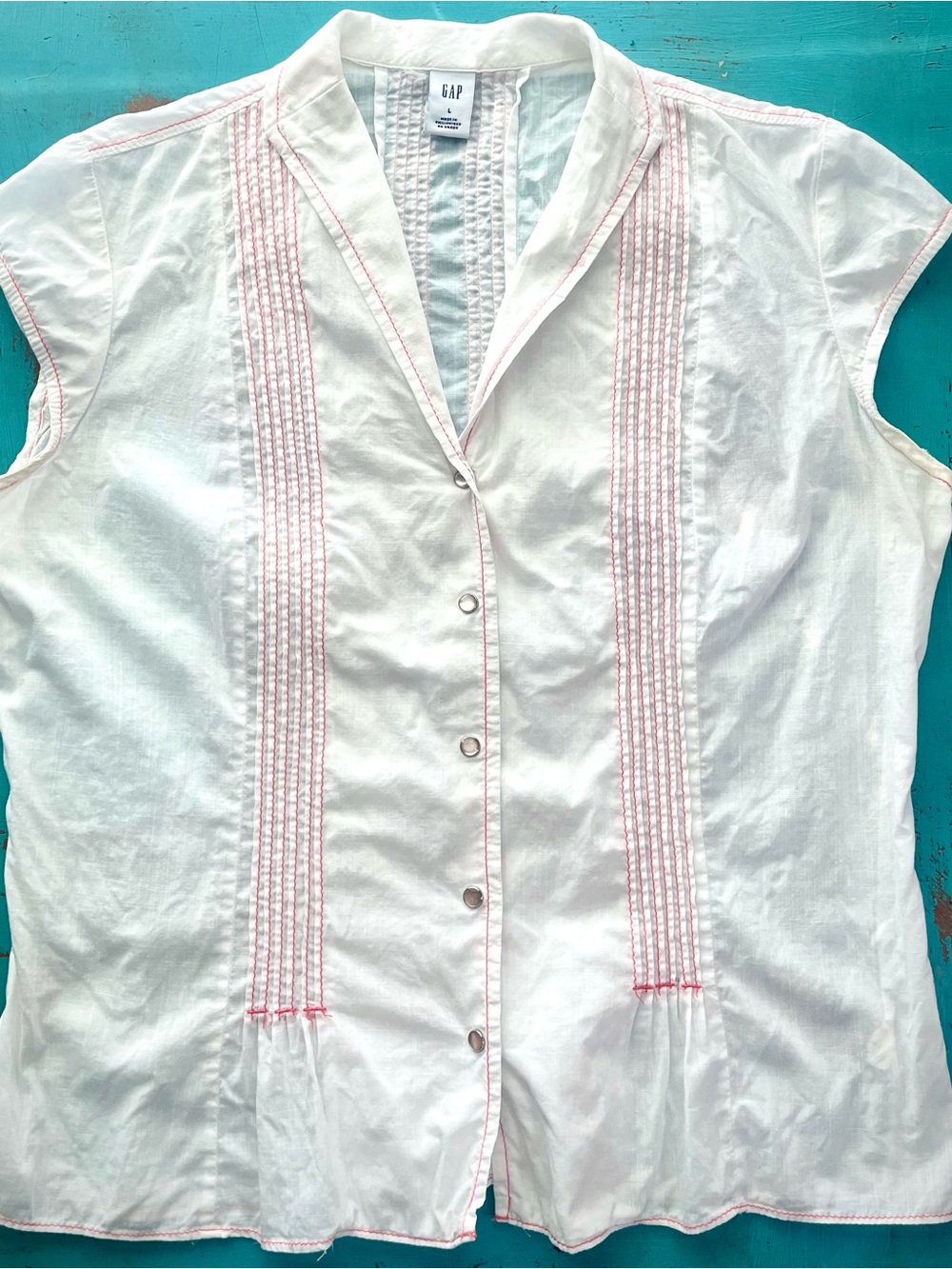 GAP Vintage Western-style Pearl-Snap blouse with bright-pink contrast stitching